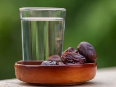 Tafsir Mimpi Minum Air Zamzam dan Makan Kurma