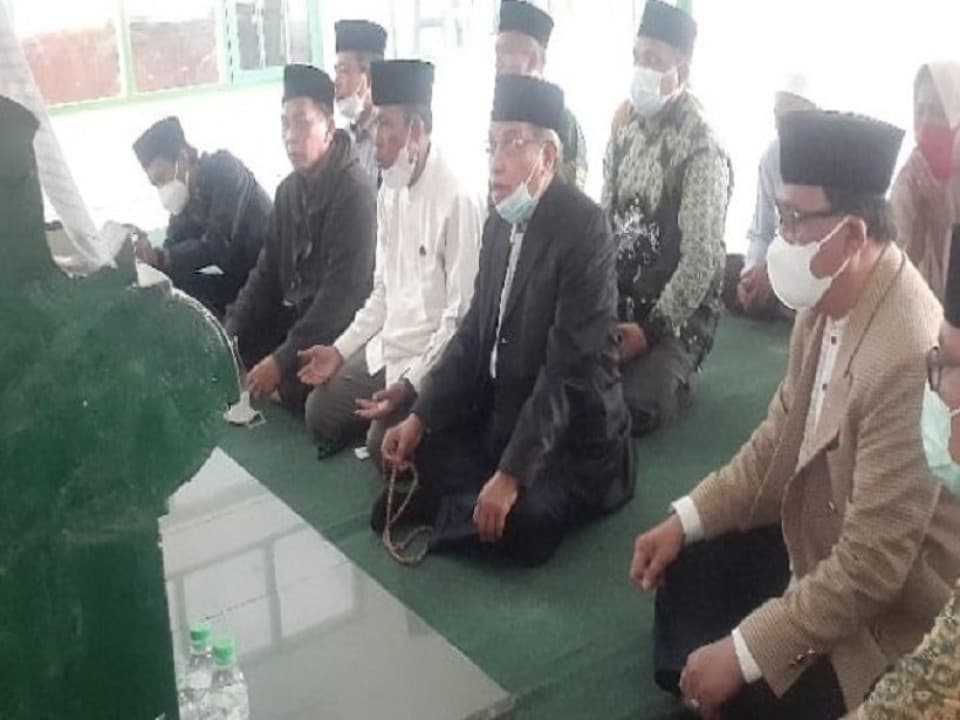KH Said Aqil Siroj visits tomb of the founder of Al-Khairat