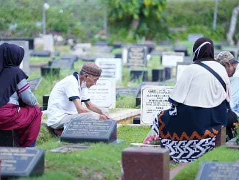 Peziarah Kubur Jelang Ramadhan, dari Manfaatkan Buku Yasin hingga Gadget