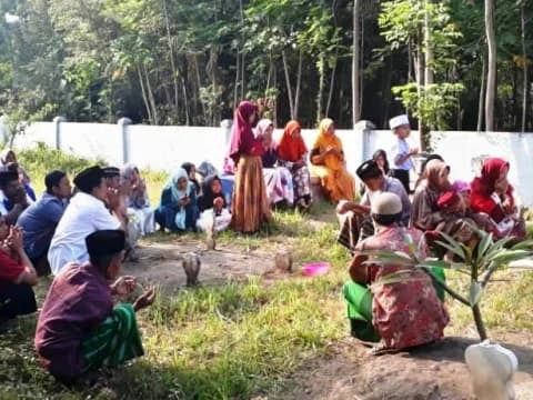 10 Adab Ziarah Kuburan saat Lebaran