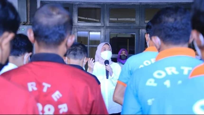 Kisahkan Kebiasaan Naik Kereta, Menaker Apresiasi Pelayanan Porter ke Penumpang