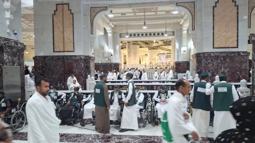 Ini Risiko Pakai Jasa Dorong Kursi Roda Tak Resmi di Masjidil Haram