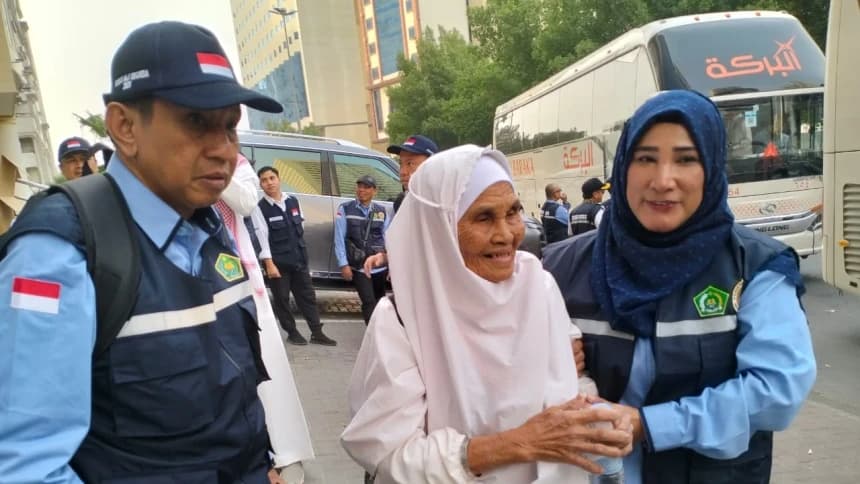Senyum Jamaah Haji Embarkasi Lombok Tiba di Makkah