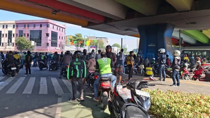 Kericuhan Berlanjut, Massa Ojol Kepung Pos Polisi Senen hingga Mako Brimob di Kwitang