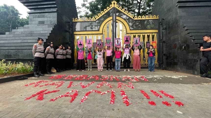 Aliansi Perempuan Indonesia Gelar Aksi Tabur Bunga di Polda Metro Jaya