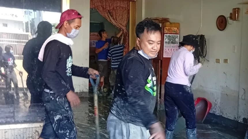 PCINU dan Banser Taiwan Gotong Royong Bersihkan Rumah Warga Terdampak Banjir di Hualien