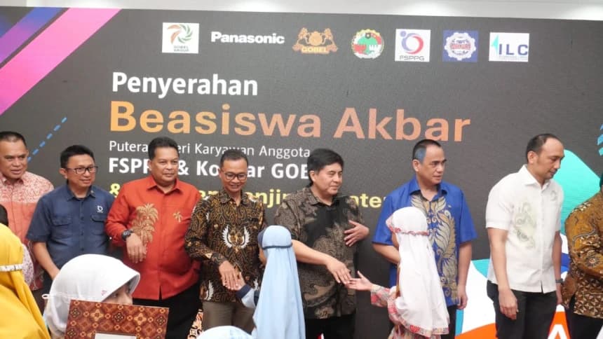 Tingkatkan SDM, FSPPG Sarbumusi Serahkan Beasiswa untuk Anak Anggota