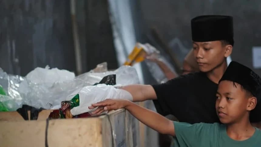 Kaleidoskop 2025: Pengolahan Sampah dan Gerakan Pesantren Hijau di Sejumlah Daerah