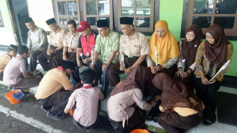 Basuh Kaki, Sungkem, Sampai Menyuapi Guru