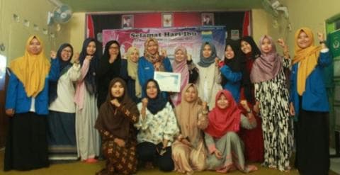 Aksi Bagi-bagi Bunga Warnai Hari Ibu Kopri PMII di Cikarang