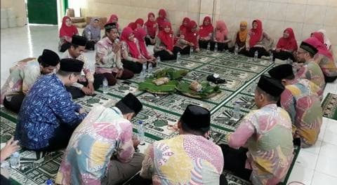 Pembacaan Tahlil Iringi Pisah Sambut Kepala Madrasah Futuhiyyah 2 Mranggen