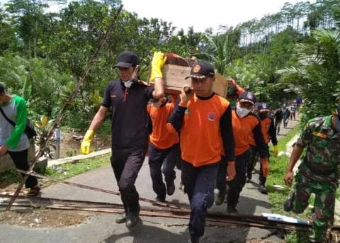 Rawan Longsor, Banser Banjarnegara Bongkar Tiga Makam Warga