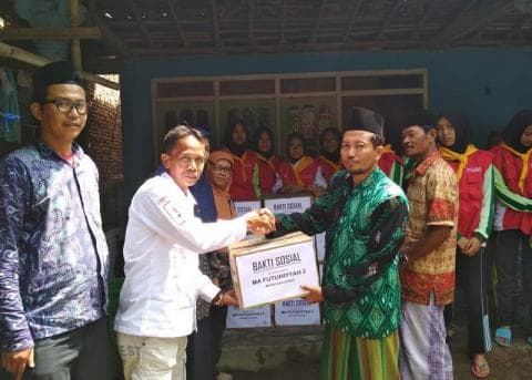 Peduli Korban Banjir, Pelajar MA Futuhiyyah 2 Gelar Bakti Sosial