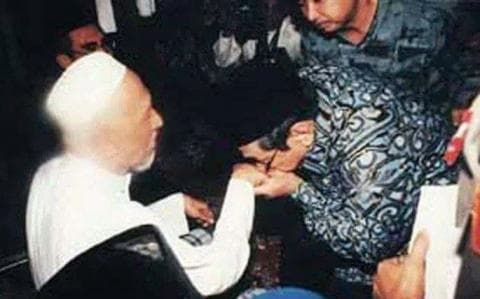 Tradisi Sungkeman saat Lebaran Menurut Hukum Islam