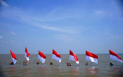 Aksi Heroik Kibarkan Bendera Merah Putih di Laut Perbatasan