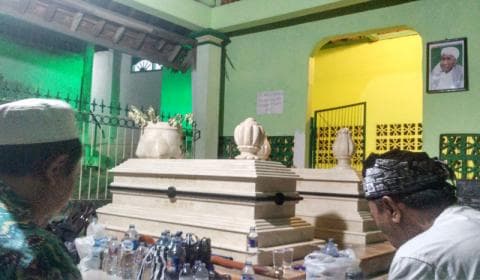 Peringati HSN, Santri Pacitan Ziarah ke Mbah Umar Tumbu