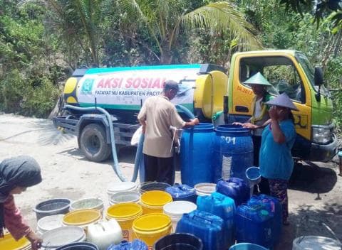Krisis Air, Fatayat NU Pacitan Kirim Air ke Warga