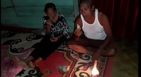 Buka Puasa Hanya Ditemani Lampu Teplok, Pasangan Lansia ini Tetap Bersyukur