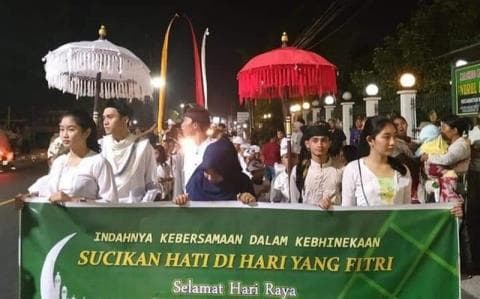 Rajut Kebinekaan, Umat Hindu Lombok Barat Ikut Pawai Takbiran