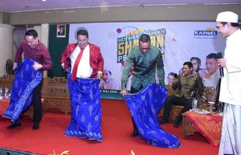 Ke Lirboyo, Gus Reza Ajak Hotman Paris Sarungan