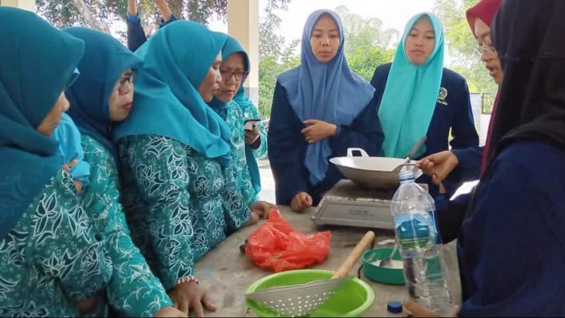 Mahasiswa Unwaha Jombang Latih Ibu-ibu Berwirausaha