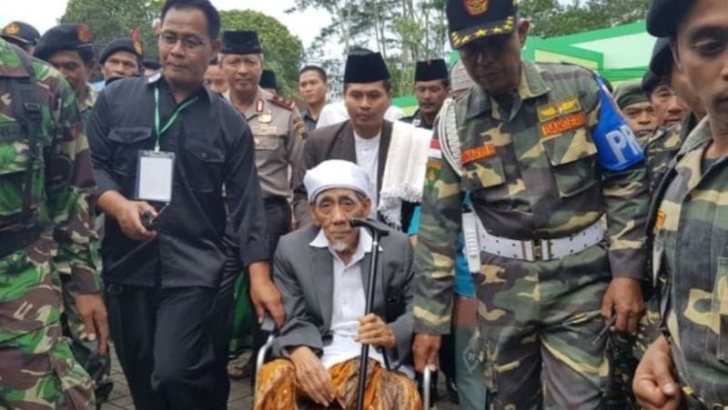 Mbah Moen Ijazahkan Mars Syubbanul Wathon kepada Gus Yaqut