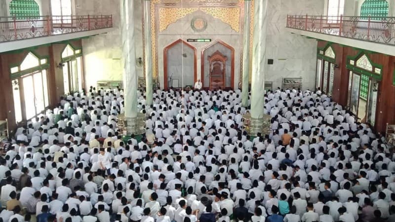 Ribuan Santri Mamba'ul Ma'rif Jombang Gelar Shalat Ghaib untuk Mbah Moen