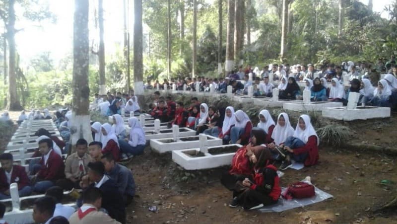 Pelajar SMA Cianjur Sambut HUT RI dengan Tahlilan di Makam Pahlawan