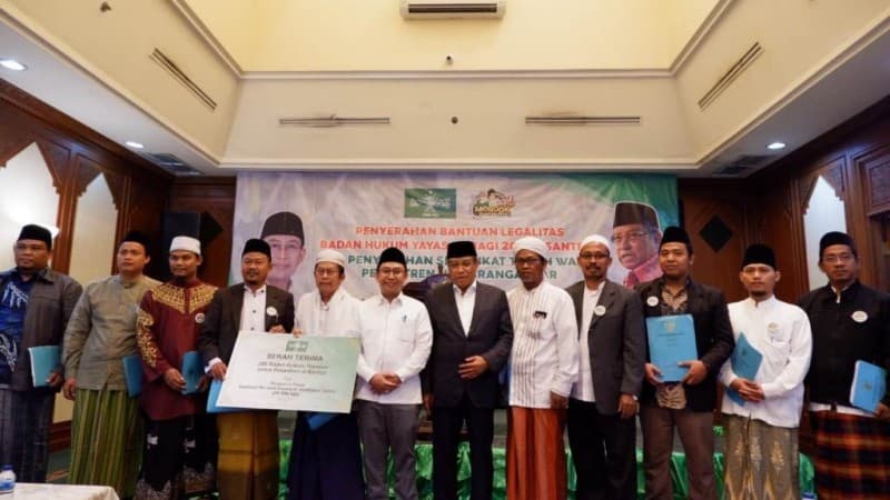 RMI PBNU Serahkan Bantuan 200 Legalitas Badan Hukum Pesantren