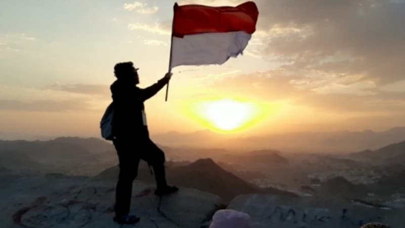 Peringati HUT Ke-74 RI, Santri ini Kibarkan Sang Merah Putih di Jabal Nur Makkah
