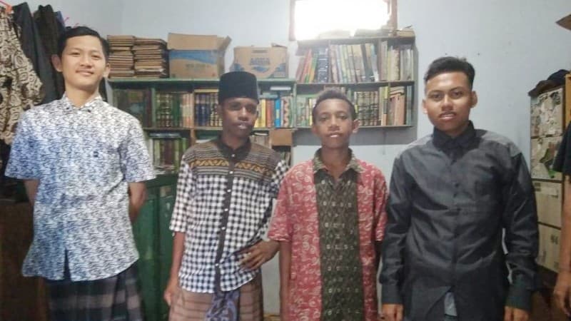 Santri Asal Papua Ini Kumandangkan Adzan Lima Waktu di Pesantrennya Gus Mus