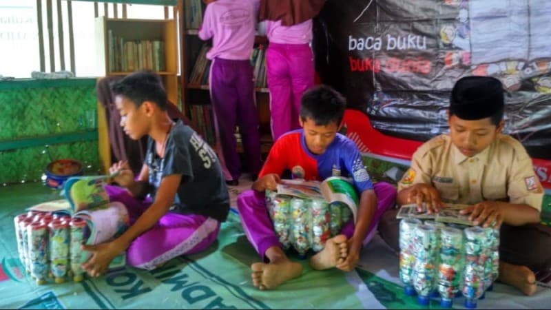 Mahasiswa Unusia Kenalkan Pengelolaan Ekobrik di Desa Wisata Ligarmukti Bogor