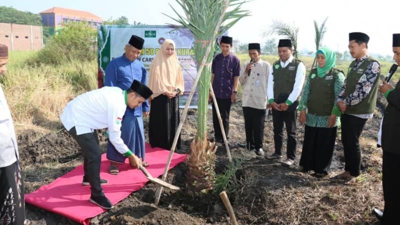 LAZISNU Jatim Donasikan Puluhan Pohon Kurma ke Pesantren di Sidoarjo