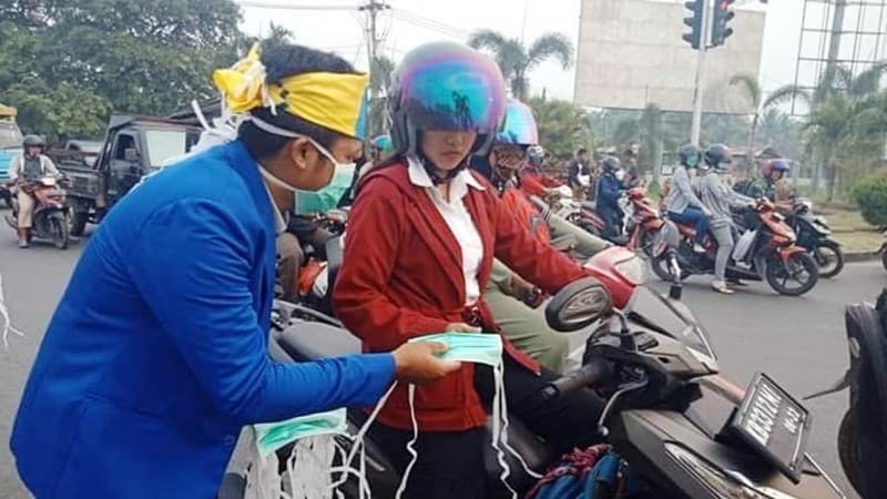 Kualitas Udara Buruk, PMII Kubu Raya Bagikan Masker