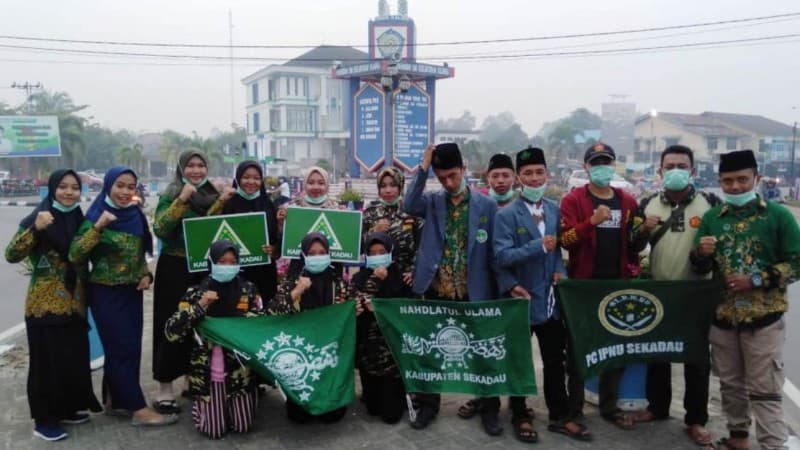 Asap Kian Pekat, IPNU-IPPNU Sekadau Bagikan Ribuan Masker