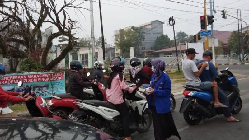 Giliran PMII Kota Singkawang Bagikan Masker bagi Pengguna Jalan