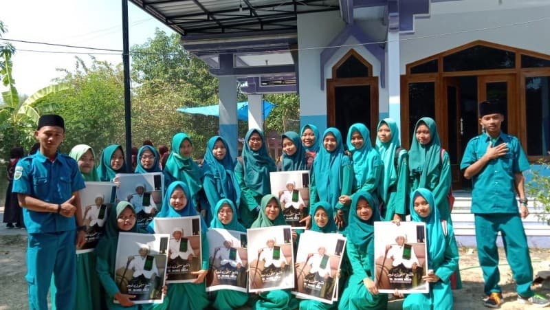Bagikan Foto Mbah Moen, Siswa SMK Hidayatul Muslimin Ngalap Berkah