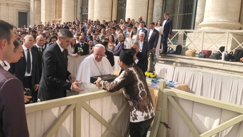 Bertemu Paus Fransiskus di Vatikan, Ketua Ansor Jateng Hadiahkan Batik