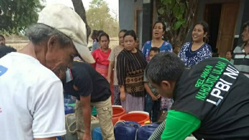 Kekeringan, LPBINU dan Ansor di Brebes Salurkan Air Bersih