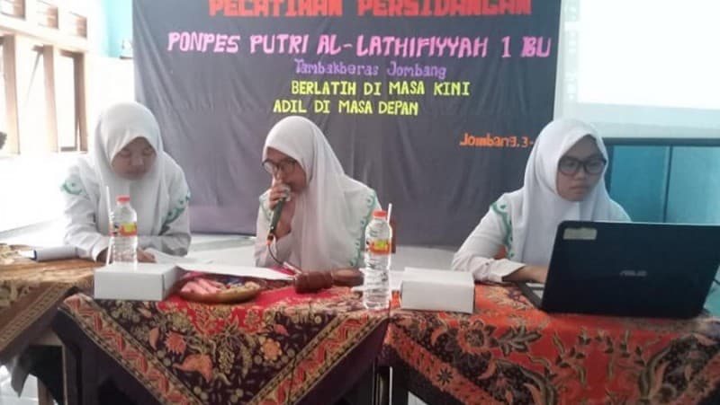 Santri Putri Bahrul Ulum Jombang Gelar Teknik Persidangan