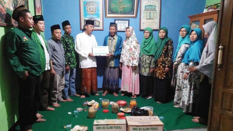 Peduli Sosial, MWCNU Slawi Beri Bantuan Korban Kebakaran