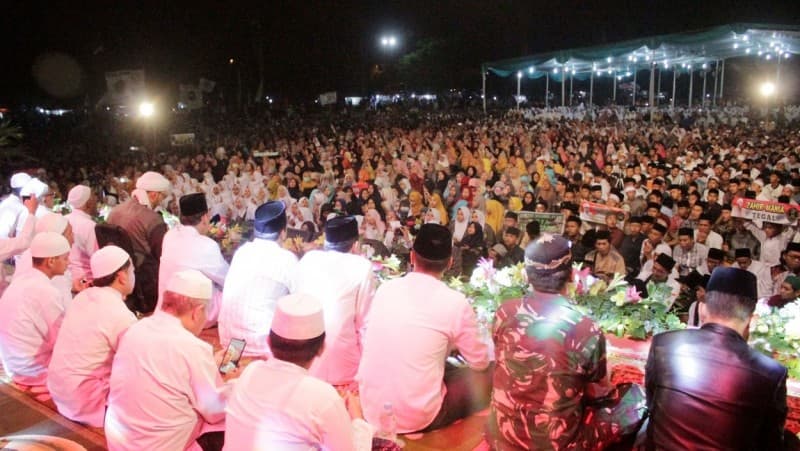 Puluhan Ribu Zahirmania dan Santri Ikuti 'Pekalongan Bershalawat'