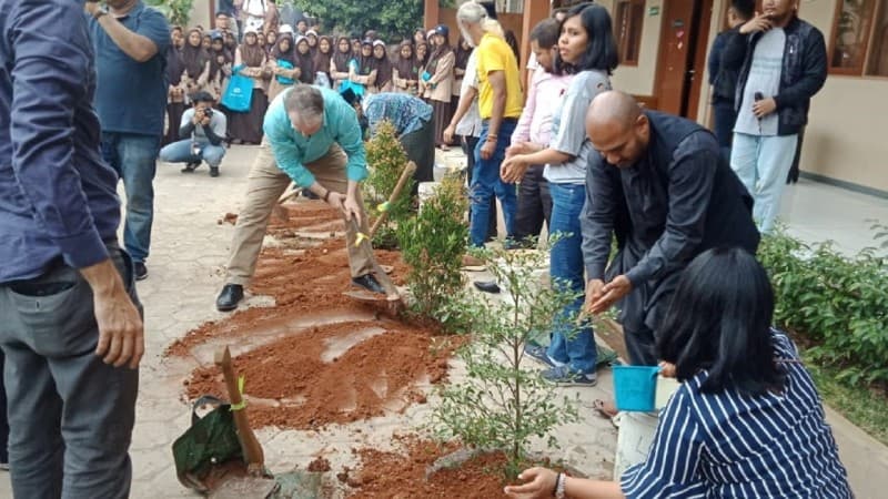 Kampanyekan Eco-Islam, Wahid Fundation-DW Indonesia Tanam Pohon di Pesantren Al-Tsaqafah