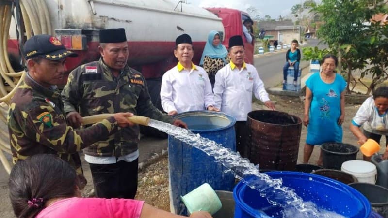 Imbas Kemarau Panjang, Ansor Tulungagung Bagikan Air Bersih