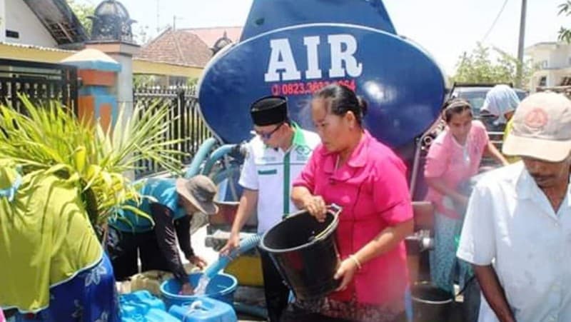 Belum Turun Hujan, LAZISNU di Lamongan Bagikan Air Bersih