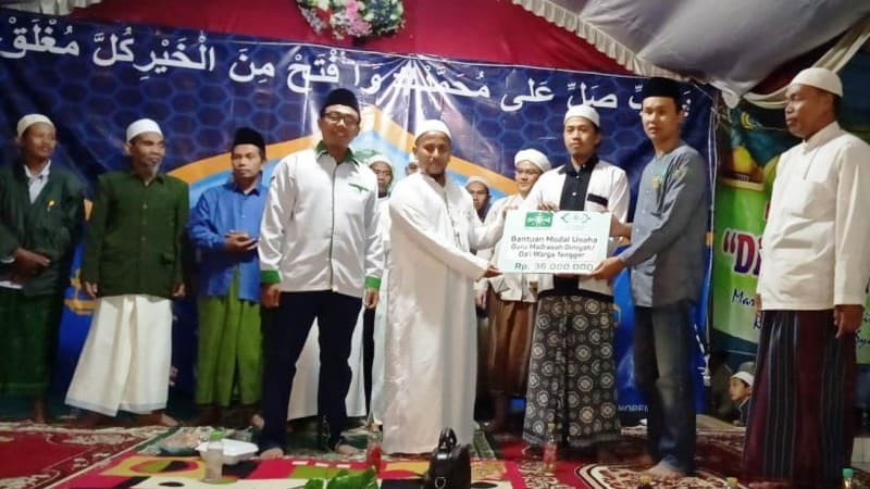 LAZISNU Jatim Serahkan Bantuan Modal untuk Dai Warga Tengger
