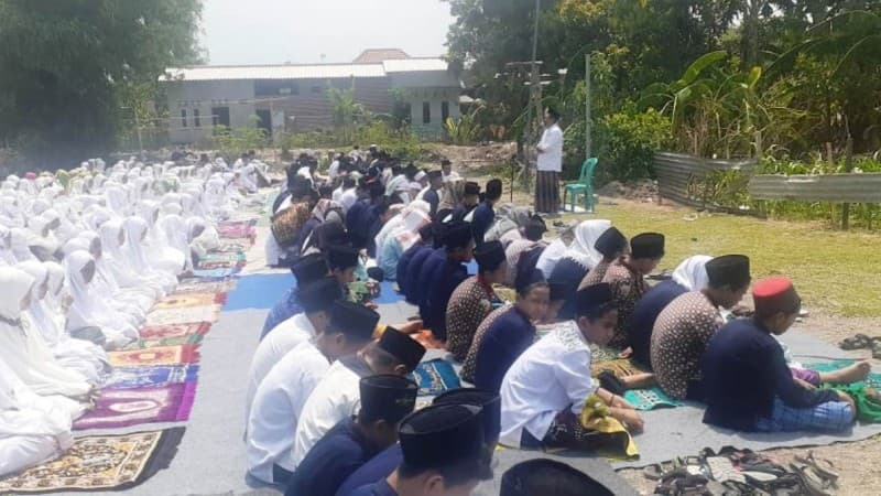 Berharap Hujan, Santri dan Warga di Sidoarjo Gelar Shalat Istisqa