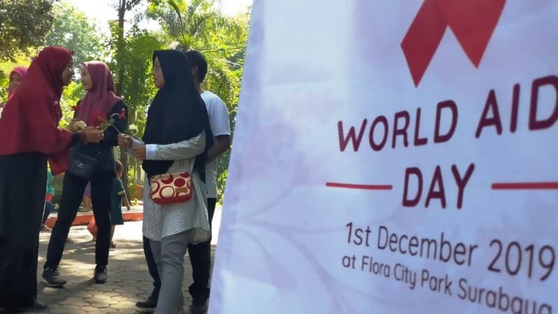 Peringati Hari AIDS, Mahasiswa UINSA Surabaya Bagikan Bunga
