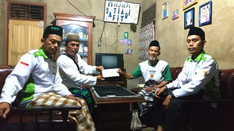 LAZISNU Pringsewu Bantu Pengobatan Sakit Kanker Mbah Sarimpi