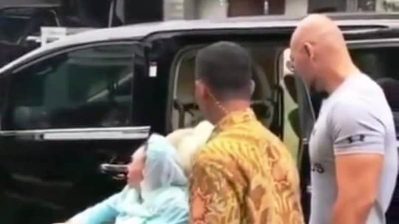 Tidak Benar Deddy Corbuzier Beri Mobil kepada Nyai Sinta Nuriyah di Hari Ibu
